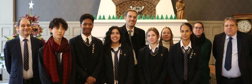 Photo : devant : les Capitaines dont le Capitaine d’École ; puis, de droite à gauche : Stéphane ROYO , directeur de l’École, Lucie GUERIN responsable de l’Internat, @Marie-Hildegarde CHAUVEAU , Simon Barbe et Ivor GEMMELL , directeur d’établissement.