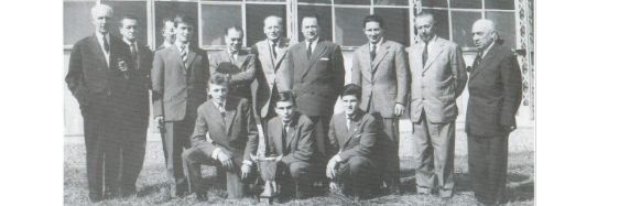 Photo : Alain BARTHÉLÉMY plus connu  sous le pseudo d'Alexandre BALLOUD (Pins 1951 - 1959) devant les membres du jury et Monsieur Louis Garonne, directeur de l'École.