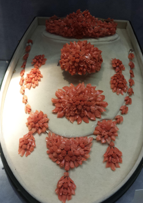 Cet ensemble de bijoux en corail, destiné à une seule personne, est un travail italien et une des pièces exceptionnelles de la collection Liverino.